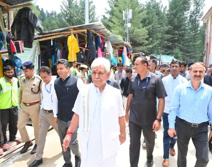जम्मू-कश्मीर : उपराज्यपाल मनोज सिन्हा ने नुनवान बेस कैंप का किया दौरा, वरिष्ठ अधिकारियों के साथ समीक्षा बैठक की अध्यक्षता की