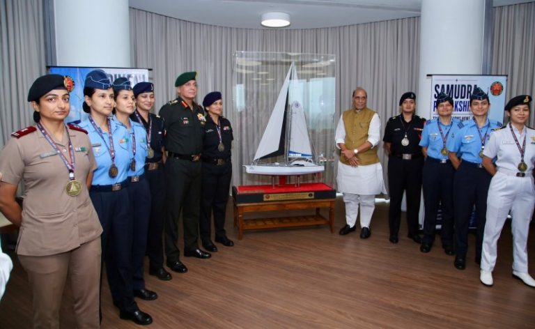 रक्षा मंत्री राजनाथ सिंह ने ‘समुद्र प्रदक्षिणा’ अभियान सफलतापूर्वक पूरा करने वाली 9 महिला अधिकारियों को सम्मानित किया