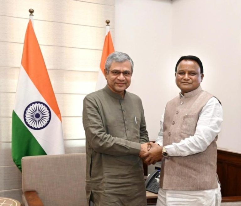 नई दिल्ली : केंद्रीय रेल मंत्री अश्विनी वैष्णव से ओडिशा के सीएम मोहन चरण माझी ने की मुलाकात