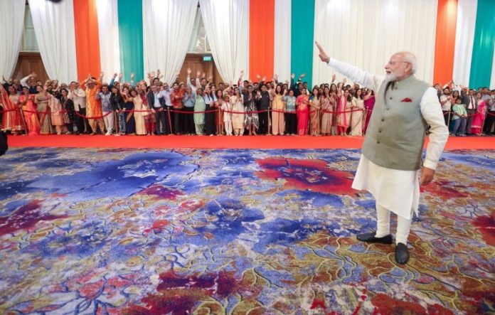 इंडोनेशिया : जकार्ता में भारतीय समुदाय ने पीएम मोदी का किया भव्य स्वागत
