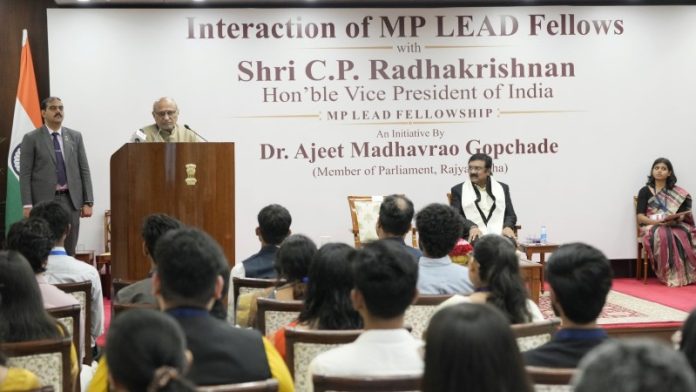उपराष्ट्रपति सीपी राधाकृष्णन ने उपराष्ट्रपति भवन एमपी लीड फ़ेलोशिप के 40 प्रतिभागियों से बातचीत की