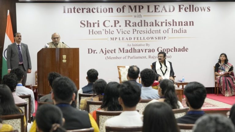 उपराष्ट्रपति सीपी राधाकृष्णन ने उपराष्ट्रपति भवन एमपी लीड फ़ेलोशिप के 40 प्रतिभागियों से बातचीत की