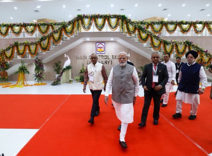 राजस्थान : पीएम मोदी ने पचपदरा में एचपीसीएल राजस्थान रिफाइनरी नामक एकीकृत रिफाइनरी-सह-पेट्रोकेमिकल कॉम्प्लेक्स का किया उद्घाटन राजस्थान : पीएम मोदी ने पचपदरा में एचपीसीएल राजस्थान रिफाइनरी नामक एकीकृत रिफाइनरी-सह-पेट्रोकेमिकल कॉम्प्लेक्स का किया उद्घाटन