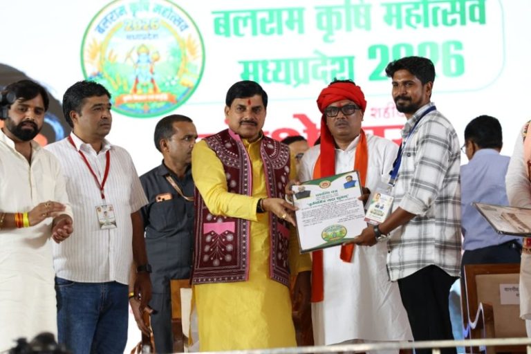 मप्र : सीएम डॉ. मोहन यादव ने आलीराजपुर जिले के चंद्रशेखर आज़ाद नगर में आयोजित ‘बलराम कृषि महोत्सव’ में भाग लिया