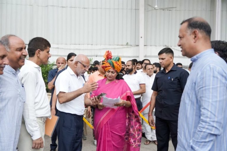 दिल्ली : सीएम रेखा गुप्ता ने मुख्यमंत्री जन सेवा सदन में बवाना विधानसभा से आए नागरिकों से मुलाकात की