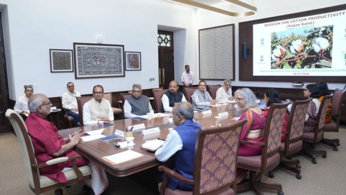 केंद्रीय मंत्री शिवराज सिंह तथा कृषि एवं किसान कल्याण और कपड़ा मंत्रालयों के वरिष्ठ अधिकारियों ने उपराष्ट्रपति को कपास उत्पादकता मिशन के बारे में दी जानकारी केंद्रीय मंत्री शिवराज सिंह तथा कृषि एवं किसान कल्याण और कपड़ा मंत्रालयों के वरिष्ठ अधिकारियों ने उपराष्ट्रपति को कपास उत्पादकता मिशन के बारे में दी जानकारी