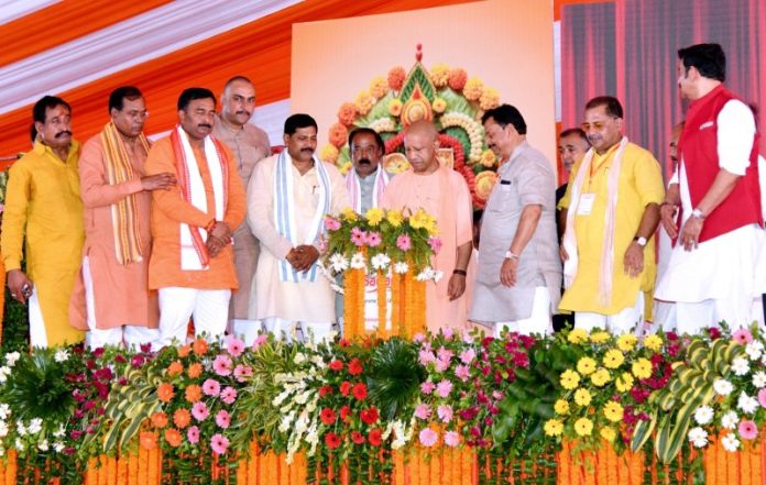 उप्र : सीएम योगी ने कुशीनगर में 525 करोड़ रूपए से अधिक लागत की 464 विकास परियोजनाओं का लोकार्पण एवं शिलान्यास किया