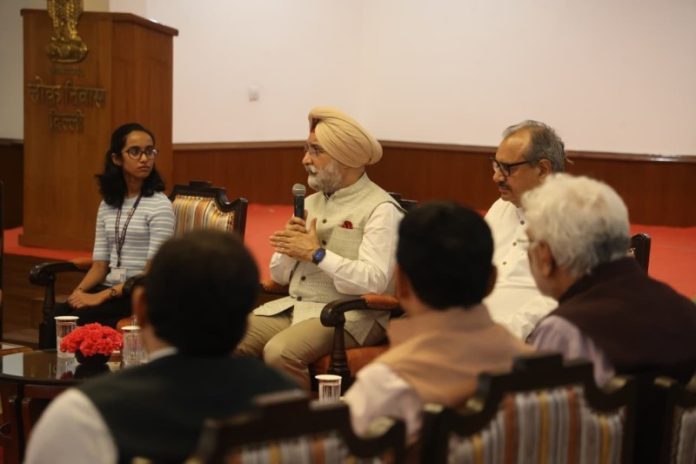 दिल्ली के उपराज्यपाल तरणजीत सिंह संधू ने ओमान से आए विद्यार्थियों से मुलाकात की दिल्ली के उपराज्यपाल तरणजीत सिंह संधू ने ओमान से आए विद्यार्थियों से मुलाकात की