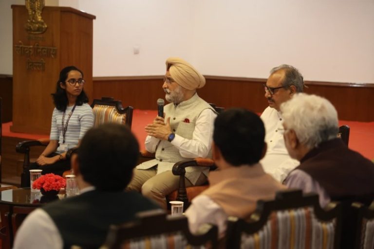 दिल्ली के उपराज्यपाल तरणजीत सिंह संधू ने ओमान से आए विद्यार्थियों से मुलाकात की