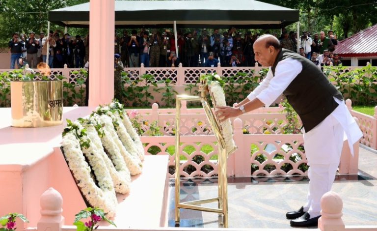 रक्षा मंत्री राजनाथ सिंह ने द्रास में कारगिल युद्ध स्मारक पर भारत के वीर सपूतों को श्रद्धांजलि दी