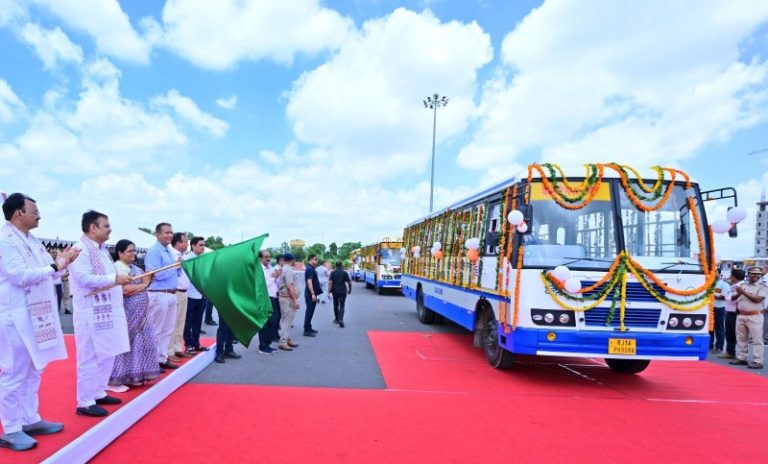 जयपुर : सीएम भजनलाल शर्मा ने हीरापुरा बस स्टैंड से आरएसआरटीसी की 144 नई बसों को हरी झंडी दिखाकर किया रवाना
