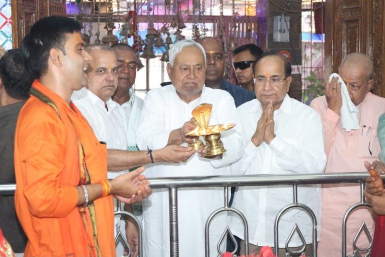बिहार : पूर्व सीएम और राज्यसभा सांसद नीतीश कुमार ने भोजपुर ने मां काली बखोरापुर मंदिर में पूजा-अर्चना की