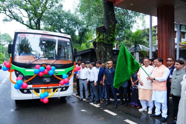 उत्तराखंड : सीएम धामी ने स्वच्छ ईंधन आधारित 11 नए वाहनों को हरी झंडी दिखाकर किया रवाना