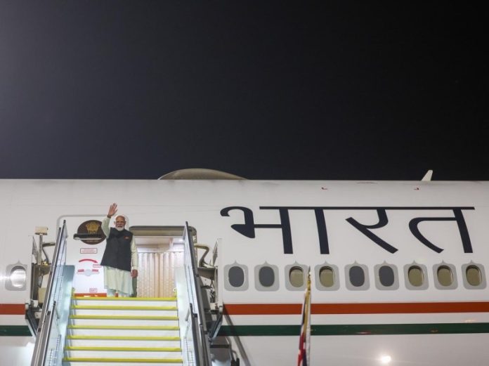 न्यूजीलैंड की यात्रा पूरी करने के बाद भारत के लिए हुए रवाना पीएम मोदी न्यूजीलैंड की यात्रा पूरी करने के बाद भारत के लिए हुए रवाना पीएम मोदी