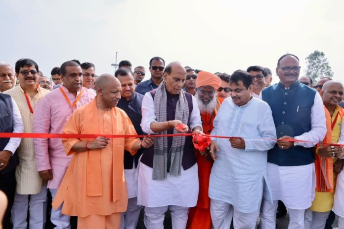 रक्षा मंत्री राजनाथ सिंह और केंद्रीय मंत्री नितिन गडकरी ने यूपी के सीएम योगी के साथ मिलकर लखनऊ-कानपुर एक्सप्रेसवे का किया उद्घाटन रक्षा मंत्री राजनाथ सिंह और केंद्रीय मंत्री नितिन गडकरी ने यूपी के सीएम योगी के साथ मिलकर लखनऊ-कानपुर एक्सप्रेसवे का किया उद्घाटन