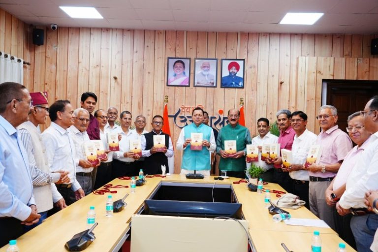 उत्तराखंड : सीएम धामी ने पूर्व अपर सचिव आर.सी. लोहनी द्वारा लिखित पुस्तक ‘सेवा विधि‘ का किया विमोचन