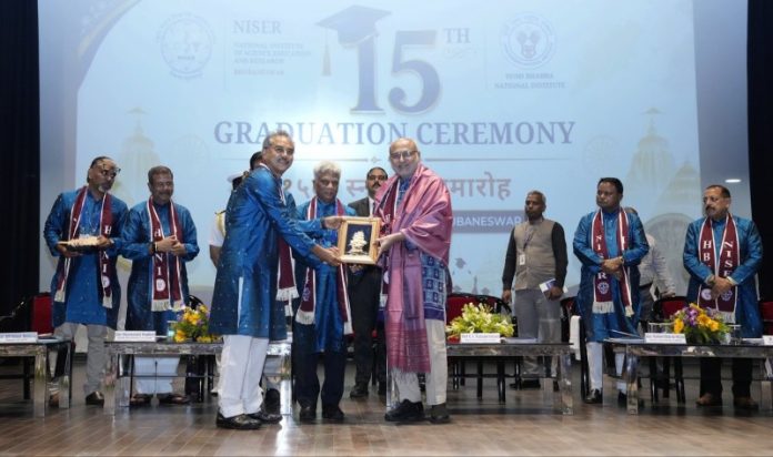 भुवनेश्वर : उपराष्ट्रपति सीपी राधाकृष्णन नेशनल इंस्टीट्यूट ऑफ साइंस एजुकेशन एंड रिसर्च के 15वें दीक्षांत समारोह हुए शामिल