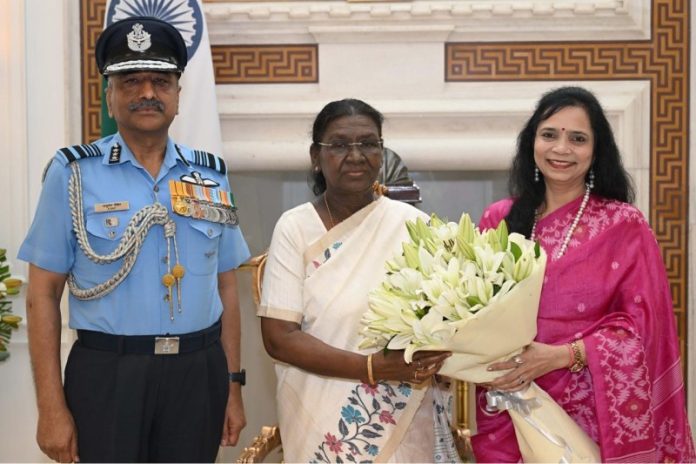 वीसीएएस एयर मार्शल आशुतोष दीक्षित और एएफएफडब्ल्यूए की वाइस प्रेसिडेंट अर्चना दीक्षित ने राष्ट्रपति मुर्मू से मुलाकात की वीसीएएस एयर मार्शल आशुतोष दीक्षित और एएफएफडब्ल्यूए की वाइस प्रेसिडेंट अर्चना दीक्षित ने राष्ट्रपति मुर्मू से मुलाकात की