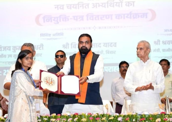 पटना : सीएम सम्राट चौधरी ने बिहार ग्रामीण जीविकोपार्जन प्रोत्साहन समिति (जीविका) के अंतर्गत नवचयनित अभ्यर्थियों को नियुक्ति पत्र प्रदान किए पटना : सीएम सम्राट चौधरी ने बिहार ग्रामीण जीविकोपार्जन प्रोत्साहन समिति (जीविका) के अंतर्गत नवचयनित अभ्यर्थियों को नियुक्ति पत्र प्रदान किए