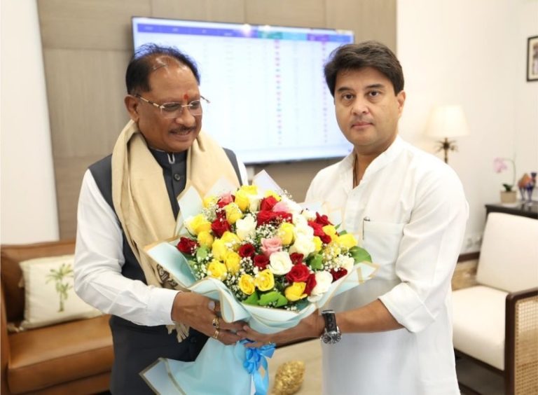 दिल्ली : केंद्रीय संचार मंत्री ज्योतिरादित्य सिंधिया से छत्तीसगढ़ के सीएम विष्णुदेव साय ने मुलाकात की