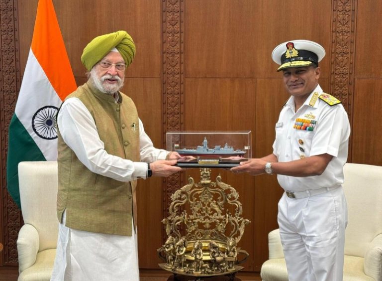 केंद्रीय मंत्री हरदीप सिंह पुरी ने नौसेना प्रमुख एडमिरल कृष्ण स्वामीनाथन से की मुलाकात