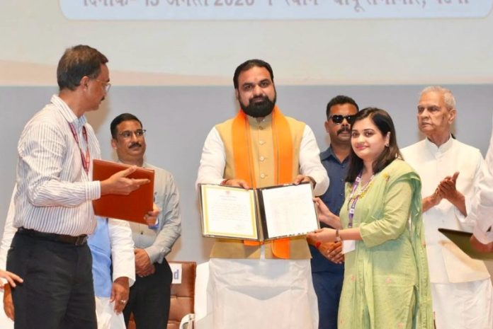 बिहार : सीएम सम्राट चौधरी ने पटना के बापू सभागार में बीपीएससी से चयनित 2,027 अभ्यर्थियों को नियुक्ति पत्र प्रदान किए बिहार : सीएम सम्राट चौधरी ने पटना के बापू सभागार में बीपीएससी से चयनित 2,027 अभ्यर्थियों को नियुक्ति पत्र प्रदान किए