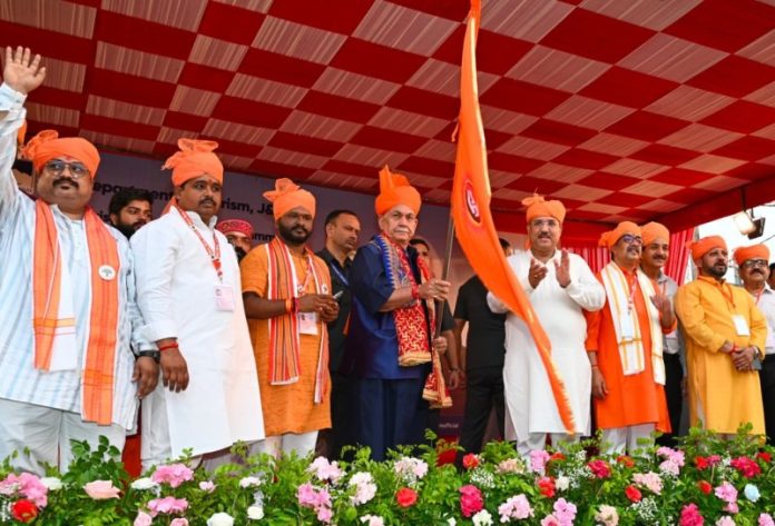 जम्मू-कश्मीर : उपराज्यपाल मनोज सिन्हा ने बूढ़ा अमरनाथ यात्रा को हरी झंडी दिखाकर किया रवाना