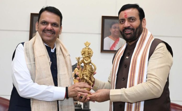 हरियाणा के मुख्यमंत्री नायब सिंह सैनी ने मुंबई दौरे के दौरान महाराष्ट्र के मुख्यमंत्री देवेंद्र फडणवीस से मुलाकात की