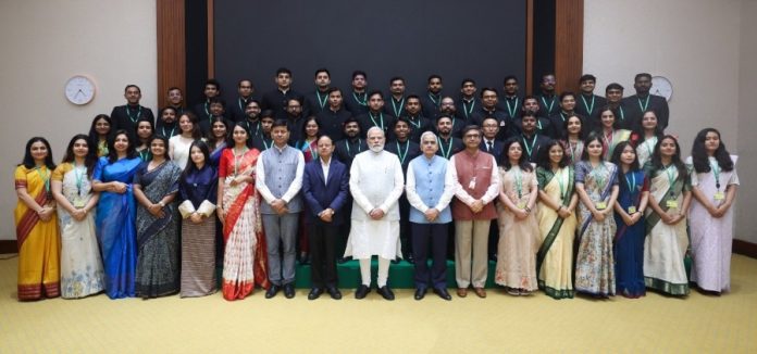 पीएम मोदी ने भारतीय विदेश सेवा के 2025 बैच के ट्रेनी अधिकारियों से बातचीत की
