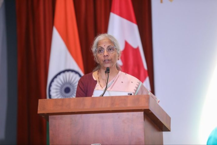 केंद्रीय वित्त मंत्री निर्मला सीतारमण ने कनाडा के टोरंटो में भारतीय मूल के प्रमुख व्यापारियों के साथ बातचीत के दौरान मुख्य भाषण दिया