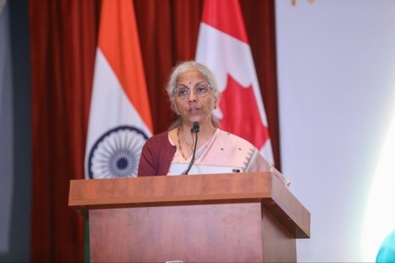 केंद्रीय वित्त मंत्री निर्मला सीतारमण ने कनाडा के टोरंटो में भारतीय मूल के प्रमुख व्यापारियों के साथ बातचीत के दौरान मुख्य भाषण दिया