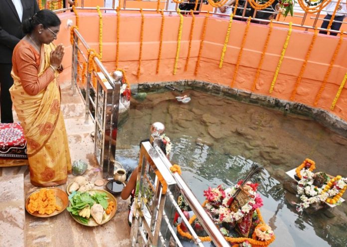 राष्ट्रपति मुर्मू ने ओडिशा के गंजाम में मां कंधुनी देवी मंदिर और शिव मंदिर में पूजा-अर्चना की राष्ट्रपति मुर्मू ने ओडिशा के गंजाम में मां कंधुनी देवी मंदिर और शिव मंदिर में पूजा-अर्चना की