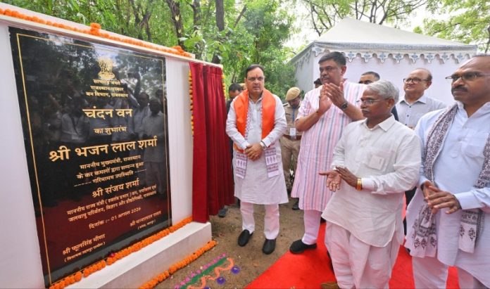 राजस्थान : सीएम भजनलाल शर्मा ने उदयपुर के दूध तलाई वन क्षेत्र (पिछोला) में आयोजित 'राज्य स्तरीय वन महोत्सव' का शुभारंभ किया