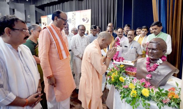 उप्र : सीएम योगी लखनऊ में आयोजित 'अटल स्मृति संध्या' कार्यक्रम में हुए शामिल