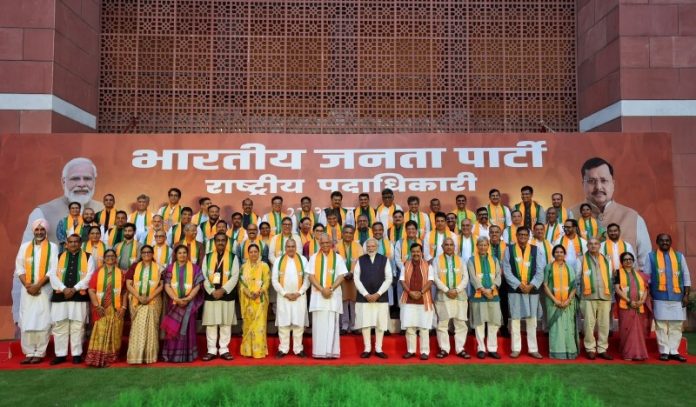 पीएम मोदी ने भाजपा मुख्यालय में पार्टी के नवनियुक्त राष्ट्रीय पदाधिकारियों से बातचीत की पीएम मोदी ने भाजपा मुख्यालय में पार्टी के नवनियुक्त राष्ट्रीय पदाधिकारियों से बातचीत की