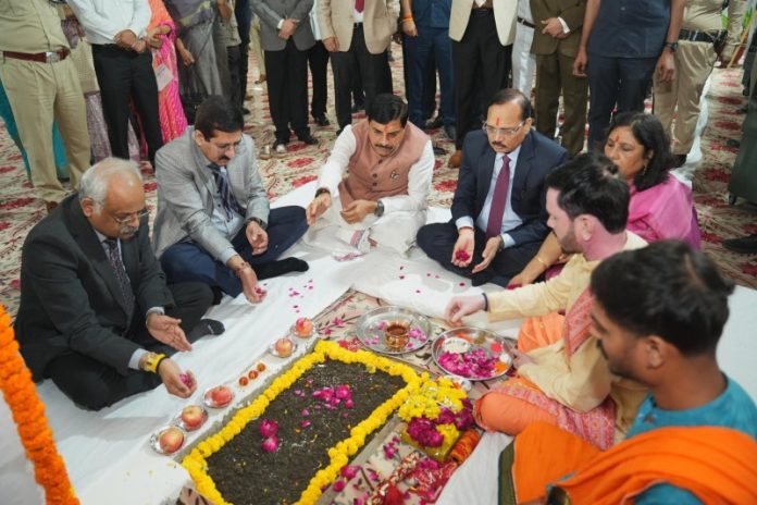 उज्जैन : सीएम यादव ने सीजेआई न्यायमूर्ति सूर्यकांत के साथ 18.66 करोड़ रूपए की लागत से निर्मित होने वाले न्यायाधीश अतिथि गृह का किया भूमिपूजन