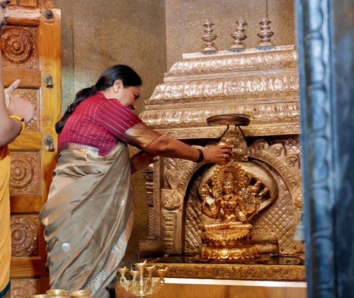 दिल्ली की मुख्यमंत्री रेखा गुप्ता ने वेलूर स्थित श्री लक्ष्मी नारायणी मंदिर में माँ लक्ष्मी के दर्शन किए एवं विधिवत पूजा-अर्चना की