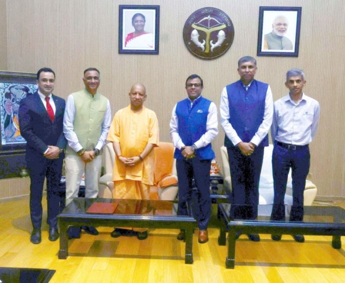 लखनऊ : सीएम योगी ने फ्लिपकार्ट ग्रुप के सीईओ कल्याण कृष्णमूर्ति, सीसीएओ रजनीश कुमार और उनकी टीम के साथ मुलाकात की