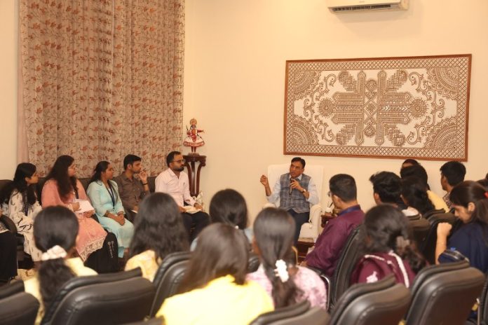 केंद्रीय मंत्री डॉ. मनसुख मांडविया ने 'MP LEADs Fellowship' के छात्रों के साथ संवाद किया