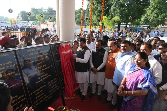 जबलपुर : सीएम यादव ने तिलवारा में 96 आरक्षक आवास, नवीन संभागीय पुलिस कार्यालय एवं तिलवारा पुलिस स्टेशन के नवनिर्मित भवन का लोकार्पण किया जबलपुर : सीएम यादव ने तिलवारा में 96 आरक्षक आवास, नवीन संभागीय पुलिस कार्यालय एवं तिलवारा पुलिस स्टेशन के नवनिर्मित भवन का लोकार्पण किया