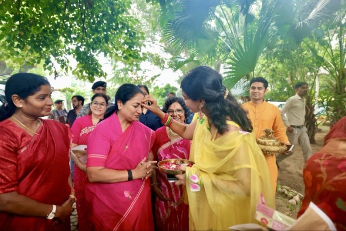 दिल्ली : सीएम रेखा गुप्ता राष्ट्रीय महिला आयोग की अध्यक्ष विजया राहटकर द्वारा आयोजित तीज मिलन समारोह में हुई शामिल