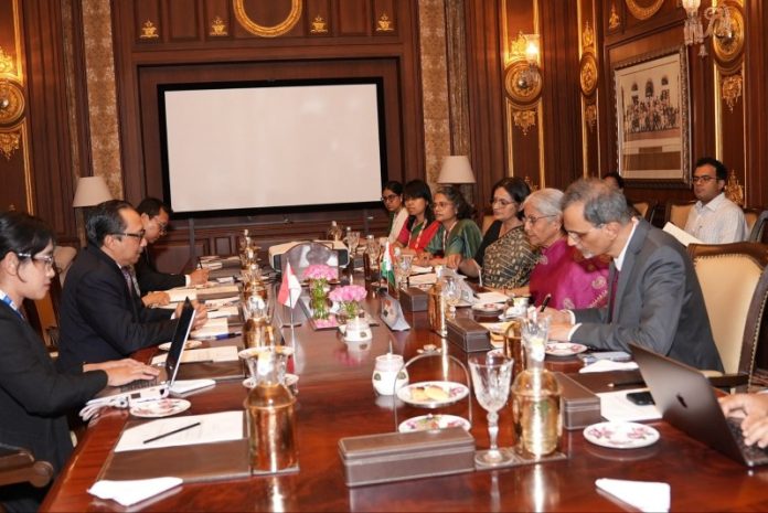जयपुर : केंद्रीय वित्त मंत्री निर्मला सीतारमण ने एफएमसीबीजी की बैठक के दौरान इंडोनेशिया के वित्त उप-मंत्री जुडा अगुंग से मुलाकात की