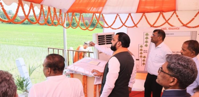 गोपालगंज : सीएम सम्राट चौधरी ने थावे प्रखंड अंतर्गत चनावे ग्राम में प्रस्तावित मां थावे मेडिकल कॉलेज एवं अस्पताल के स्थल का निरीक्षण किया