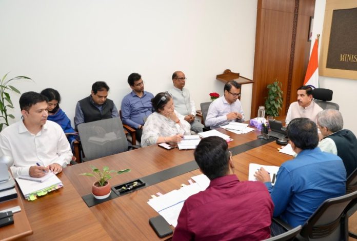 केंद्रीय मंत्री प्रल्हाद जोशी ने शिक्षा मंत्रालय के वरिष्ठ अधिकारियों के साथ की बैठक, चल रही पहलों की समीक्षा की