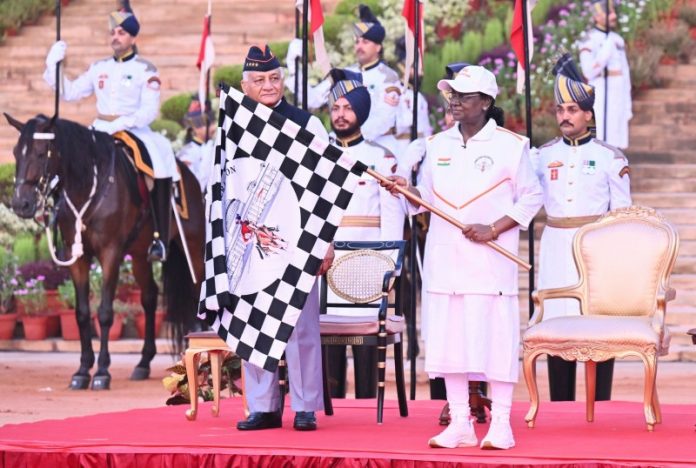 राष्ट्रपति मुर्मू ने राष्ट्रपति भवन के प्रांगण में आयोजित एक समारोह में पीबीजी सोल्जरथॉन को दिखाई हरी झंडी
