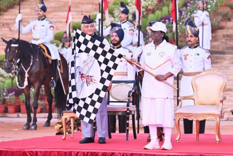 राष्ट्रपति मुर्मू ने राष्ट्रपति भवन के प्रांगण में आयोजित एक समारोह में पीबीजी सोल्जरथॉन को दिखाई हरी झंडी