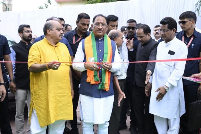 रायपुर : सीएम विष्णुदेव साय ने स्वतंत्रता दिवस के अवसर पर टाउन हॉल में सात दिवसीय छायाचित्र प्रदर्शनी का शुभारंभ किया