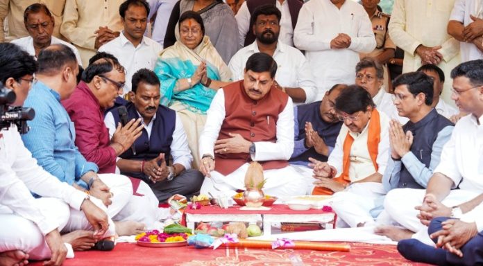 इंदौर : सीएम डॉ. मोहन यादव ने भारत रत्न और पूर्व पीएम अटल बिहारी वाजपेयी की 25 फीट ऊंची प्रतिमा स्थापना का भूमिपूजन किया