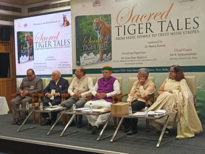 दिल्ली : केंद्रीय मंत्री अर्जुन राम मेघवाल ने विधि एवं न्याय मंत्रालय में अतिरिक्त सचिव डॉ. मनोज कुमार की पुस्तक के लोकार्पण में सहभागिता की