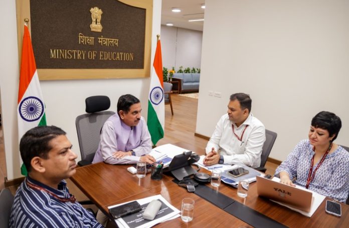 केंद्रीय मंत्री प्रल्हाद जोशी ने पीएम कुसुम योजना के अगले चरण के लिए रोडमैप के लिए एमएनआरई के अधिकारियों के साथ बैठक की